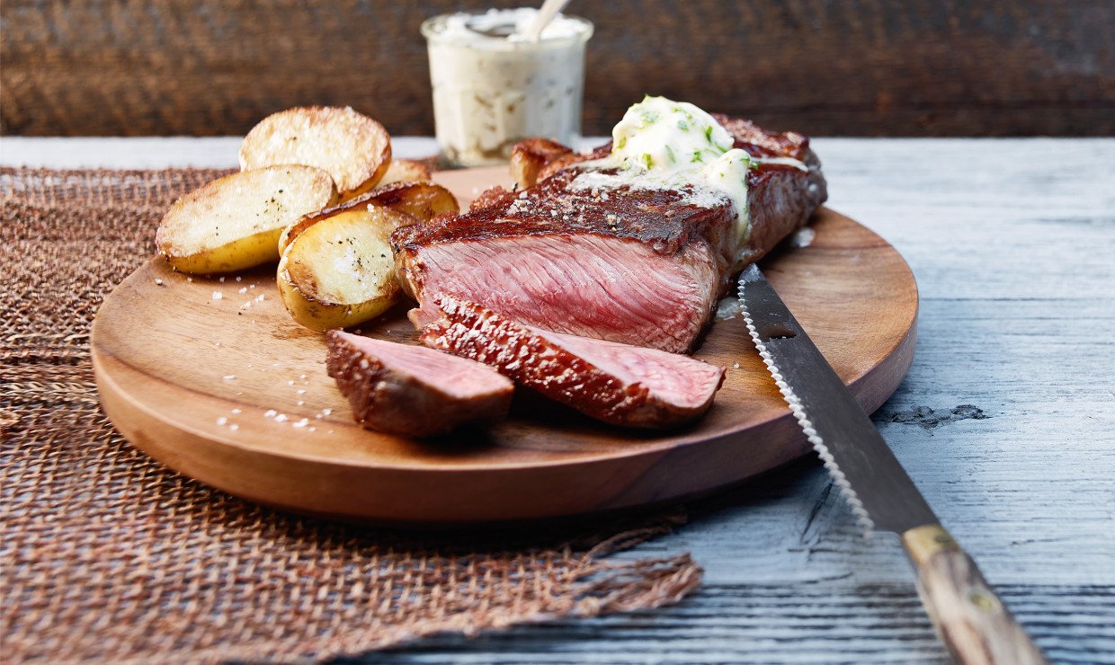 Entrecôte mit Kräuterbutter und Bratkartoffeln Schweizer Fleisch