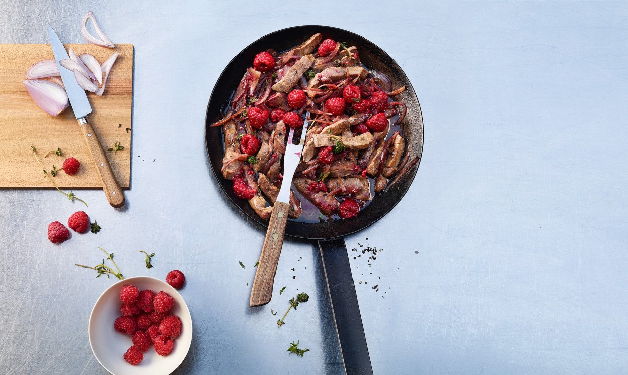 Geschnetzelte Kalbsleber mit Schalotten und Himbeeren in Thymianjus ...