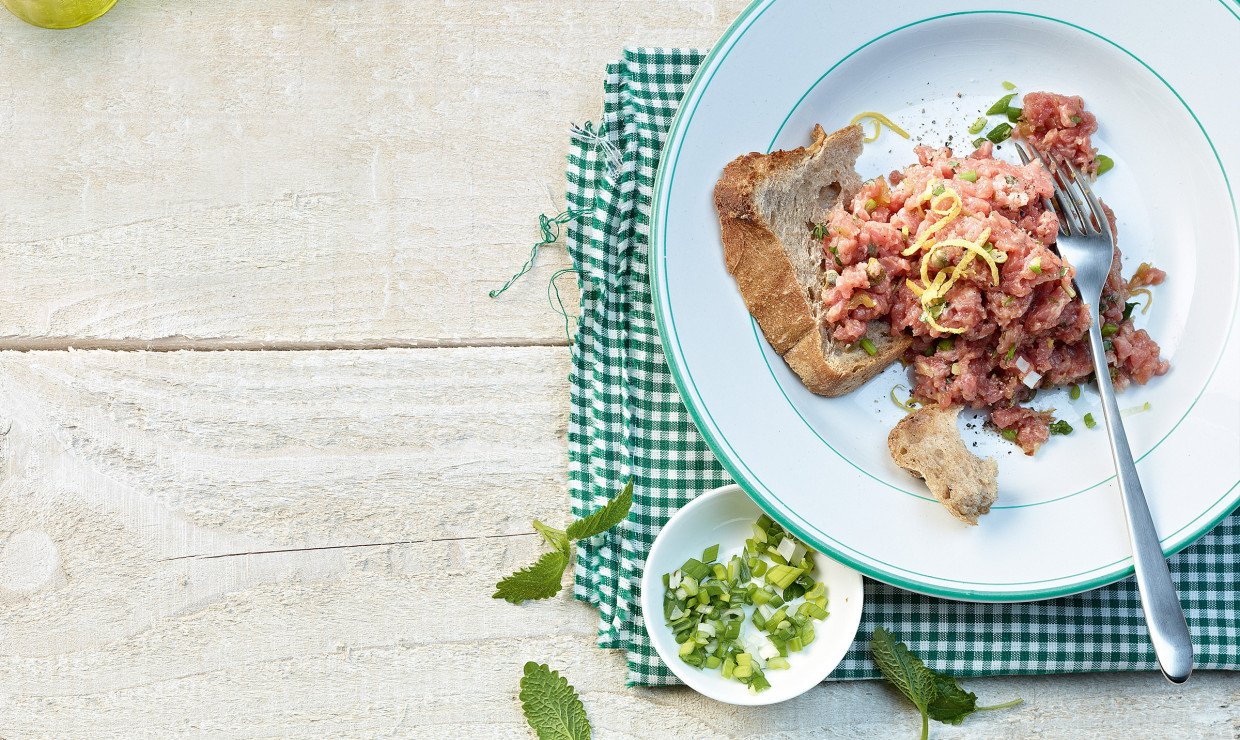 Rezept_Kalbstatar_mit_Feigensenf_Kapern_Fruehlingszwiebeln_und_Zitronenmelisse