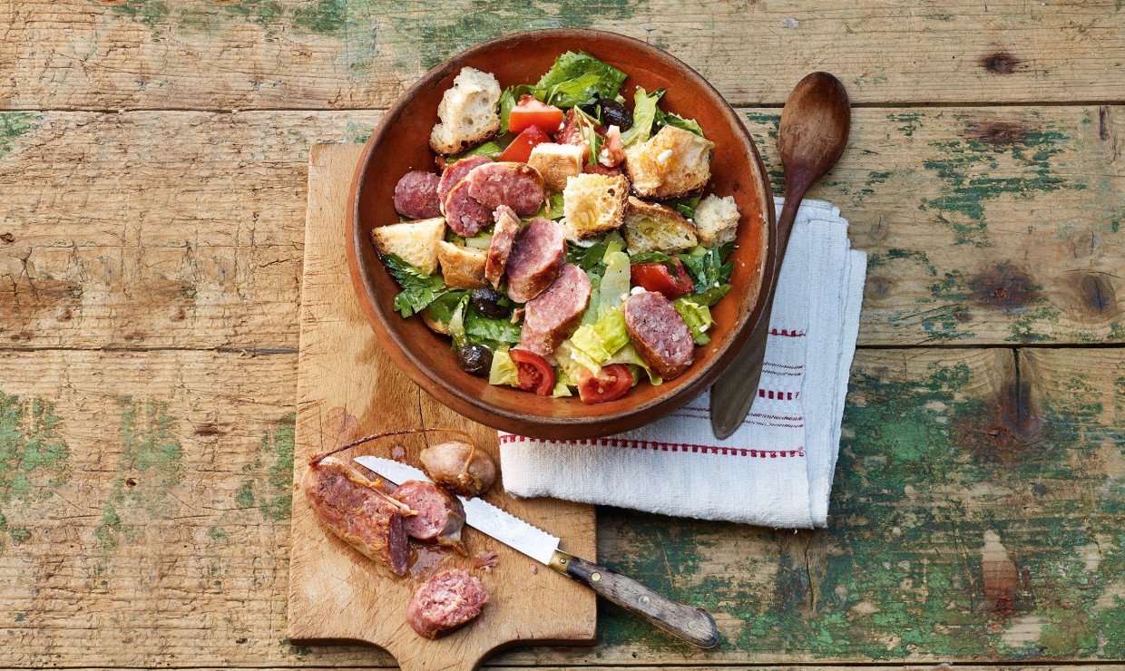 Rezept_Luganighetta_auf_Brotsalat_mit_Schafskaese