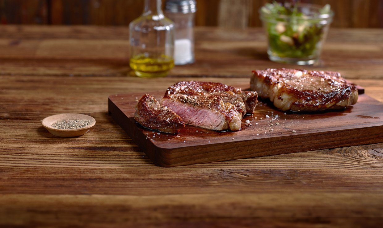 Rindssteak gebraten und geschnitten auf einer Platte