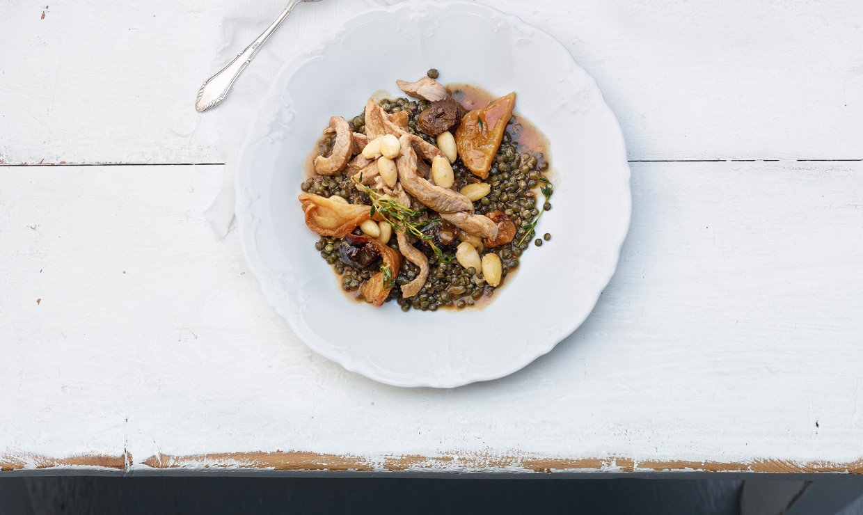Rezept_Schweinsgeschnetzeltes_mit_Doerrobst_Mandeln_und_Linsen
