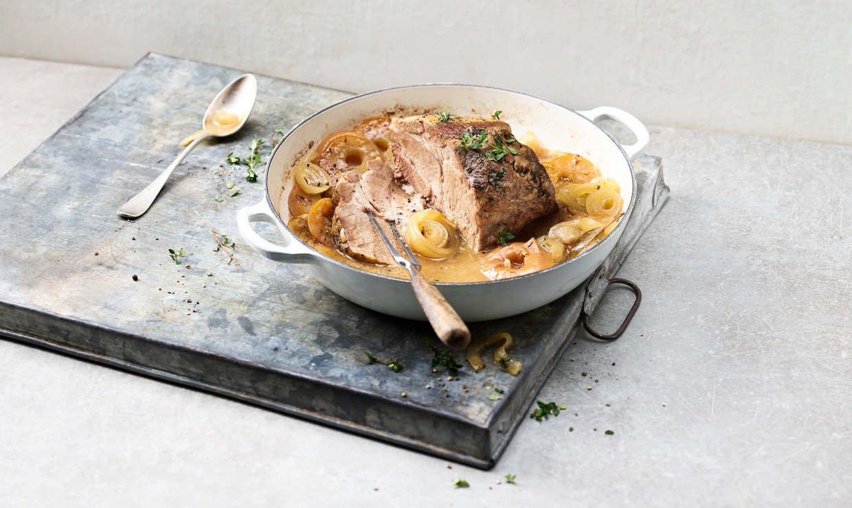 Schweinshals in Most geschmort mit Zwiebeln