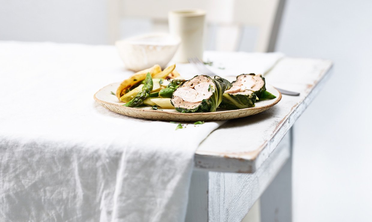 Pouletbrust mit Kräuterbrät im Estragonsud pochiert