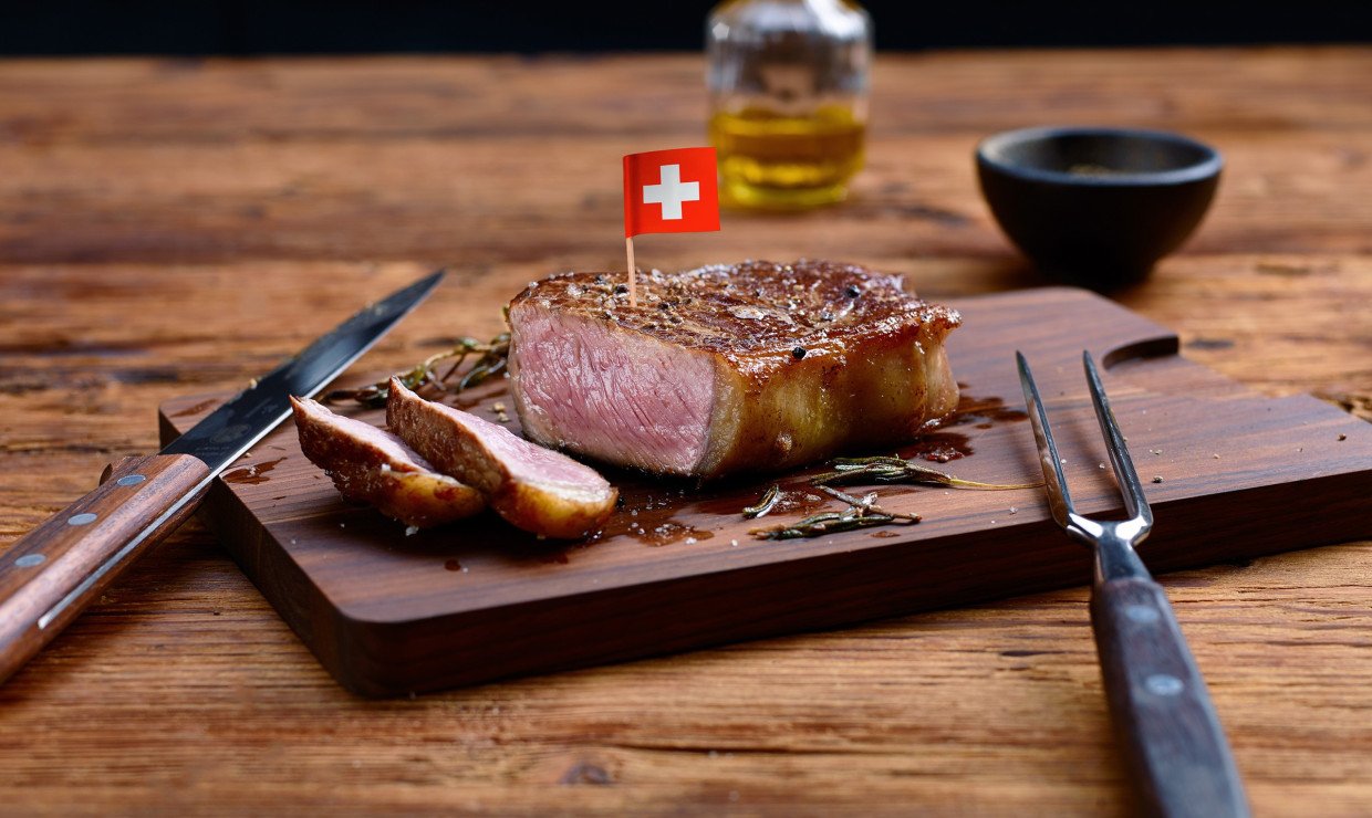 Fleischstück mit Schweizerfähnchen