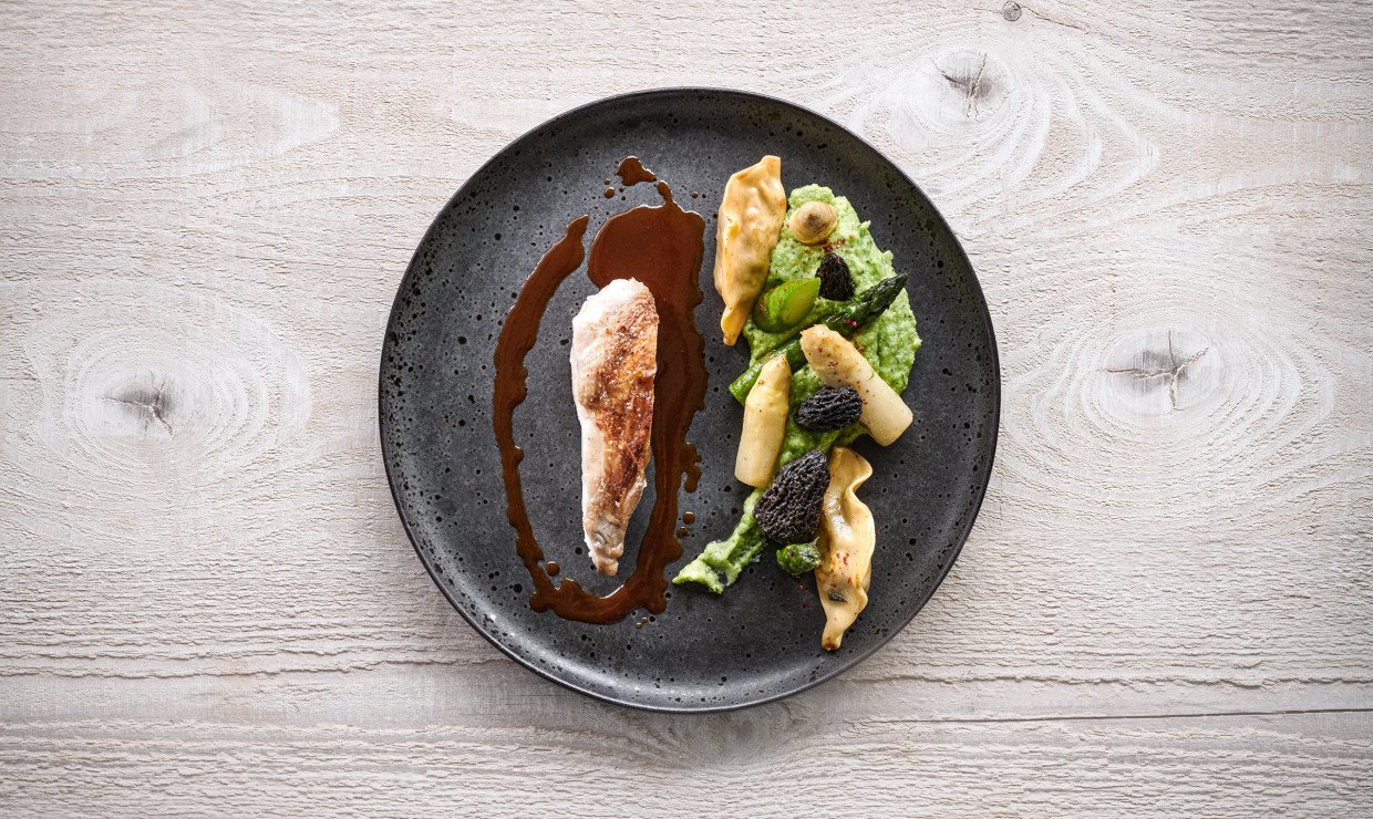 Alpstein-Poulet mit Spargeln an Morcheln und Bärlauch-Ribelmais ...