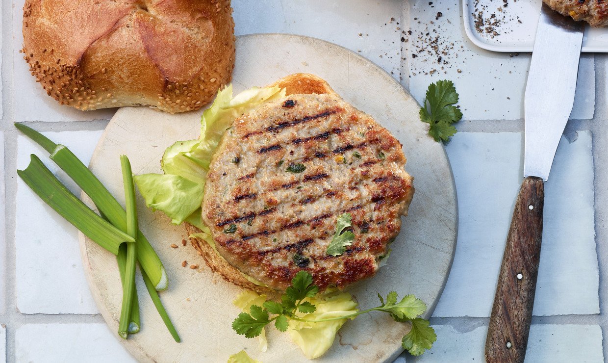 Kalbsburger mit Mango, Koriander, Zwiebel und Limetten-Mayonnaise