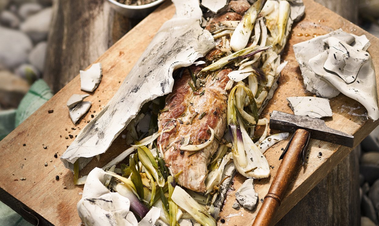 Schweinsfilet im Ton mit Frühlingszwiebeln und Fenchel