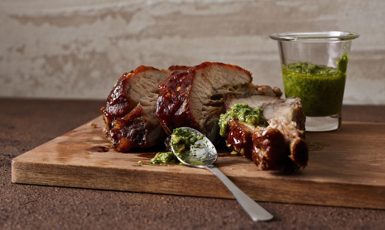 Schweinsbrustspitz vom Grill mit BBQ-Sauce, Rosmarin und Bier