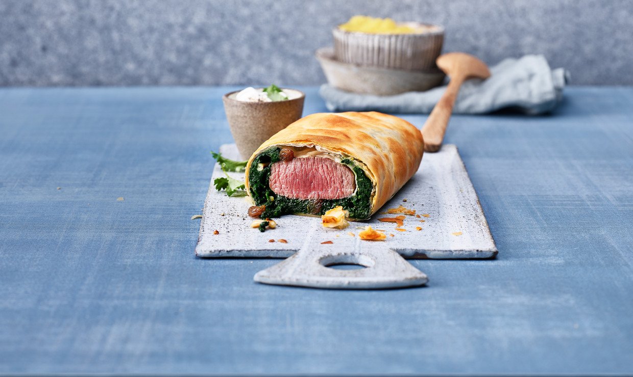Lamm im Strudelteig mit Spinat und Rosinen - Schweizer Fleisch