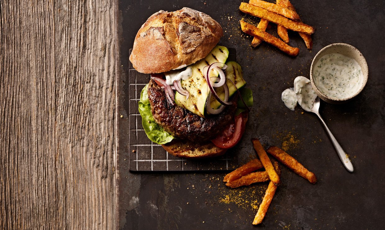 Lamm-Burger mit Zucchetti an Joghurtsauce - Schweizer Fleisch