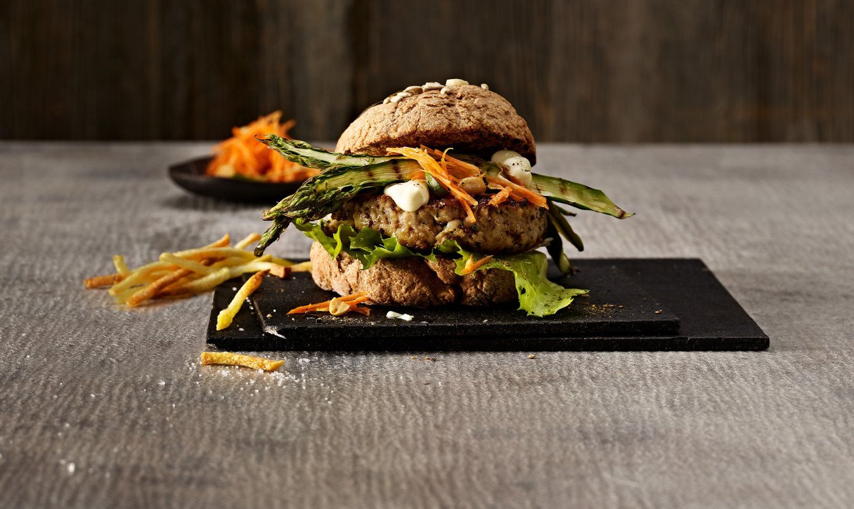 poulet-burger-mit-grokoernigem-senf-und-estragon-gewuerzt