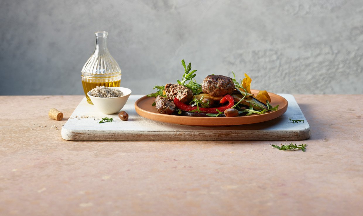 hacktaetschli vom rind mit mediterranem sommersalat