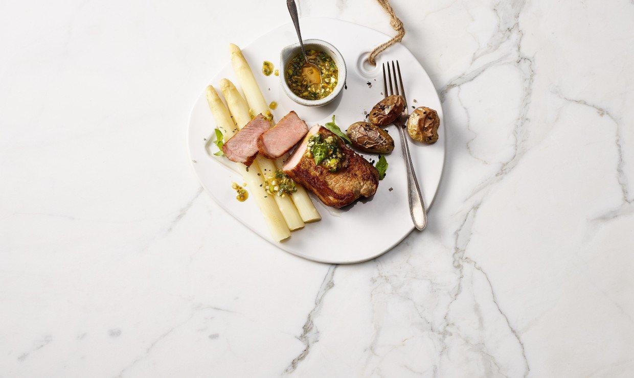 kalbssteak mit spargeln an passionsfrucht vinaigrette
