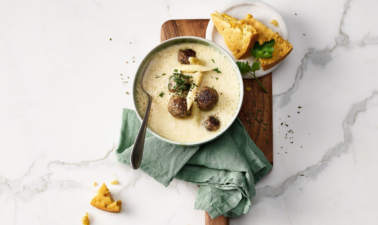 hero-weisse-spargelsuppe-mit-meatballs-und-maisbrot-010122.jpg