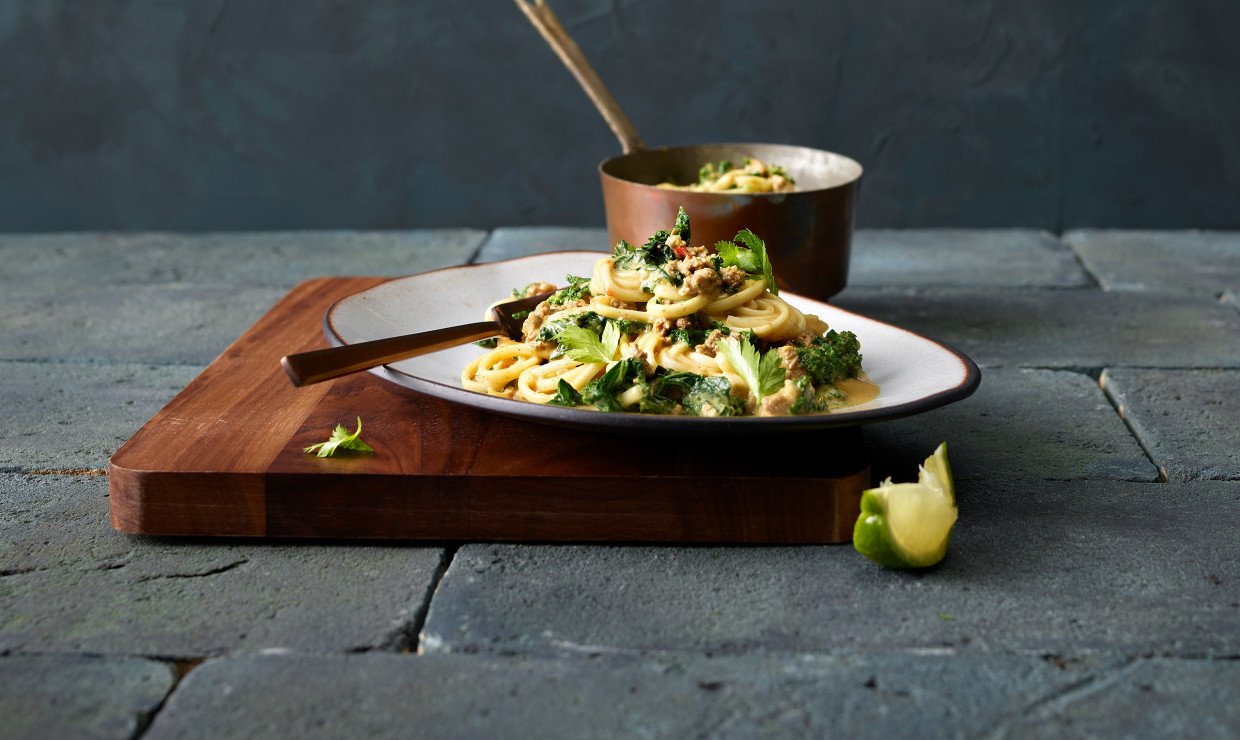 Rinds-Curry-Eintopf mit Nudeln und Federkohl - Schweizer Fleisch