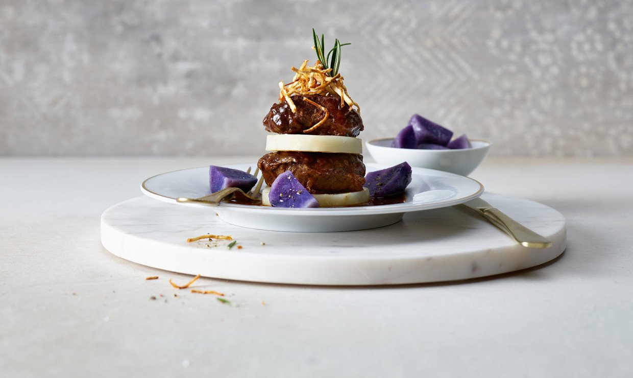 Geschmorte Schweinsbäckchen mit Sellerie und blauen Kartoffeln ...