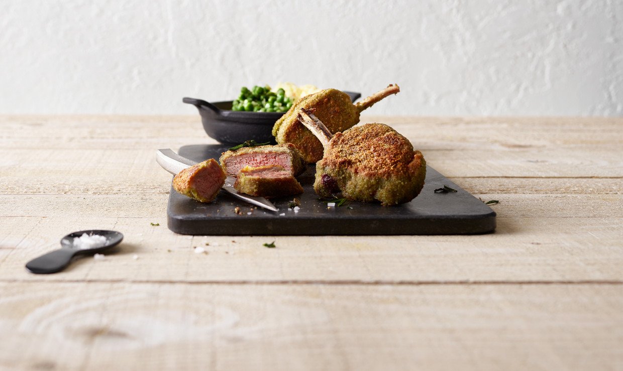 Würzige Lammkoteletts in Kräuter-Knoblauch-Panade - Schweizer Fleisch