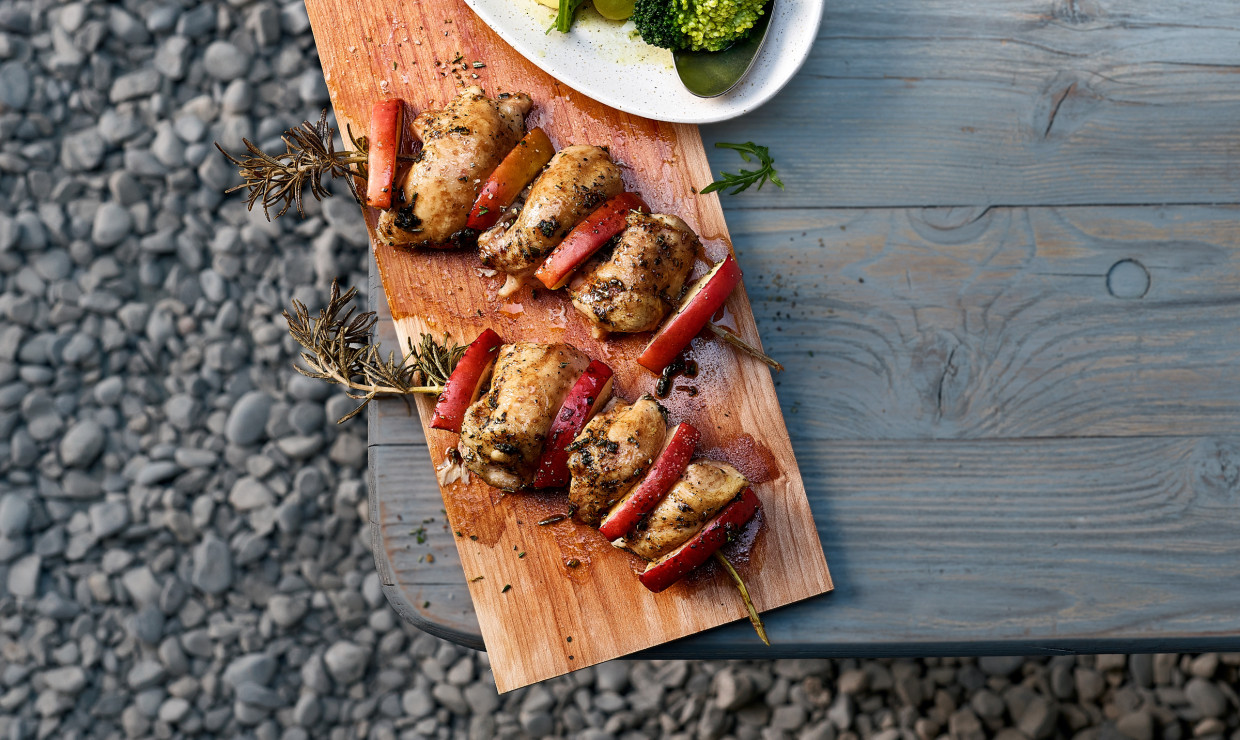 Poulet-Rosmarin-Spiess vom Ahorn- oder Erlenbrett - Schweizer Fleisch