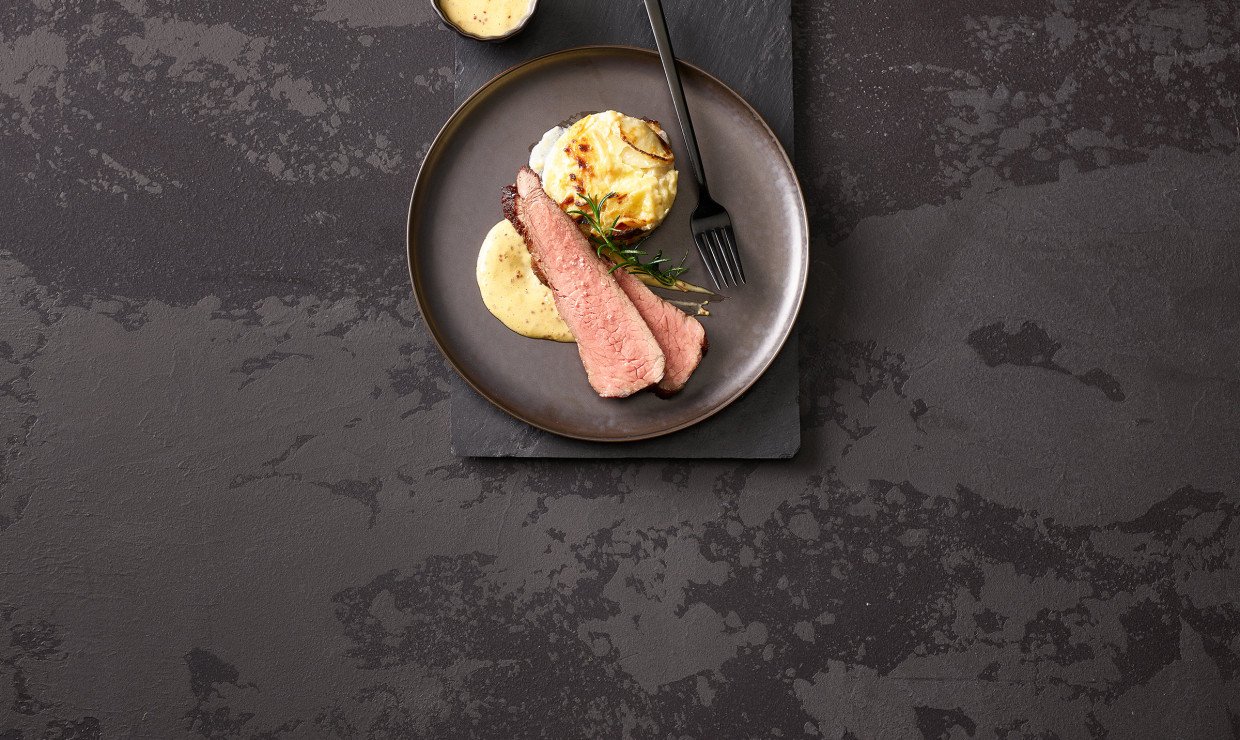 Niedergegarter Rindshuftdeckel mit Senf-Hollandaise - Schweizer Fleisch