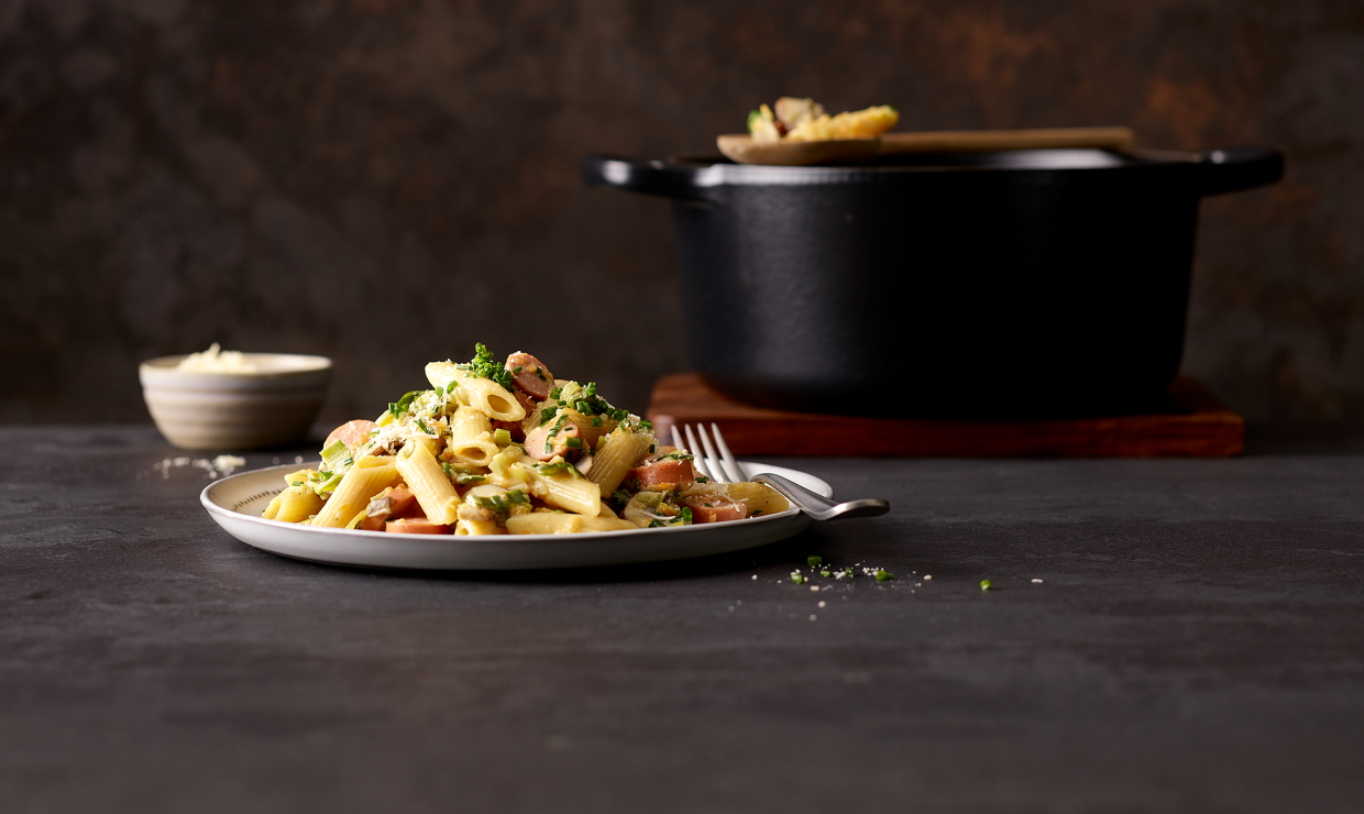 Würstli-One-Pot mit Penne, Lauch und Champignons - Schweizer Fleisch