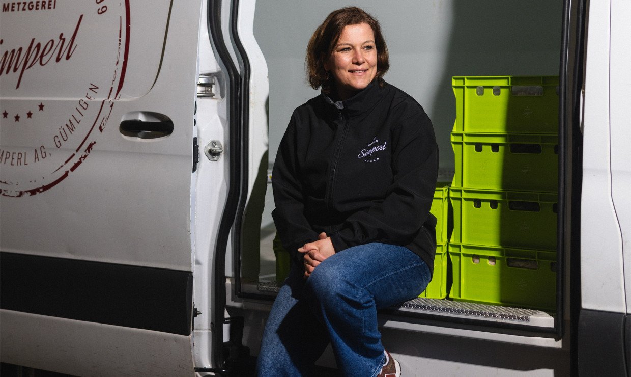 Sitzende Frau an einer Schiebetür von einem Auto 