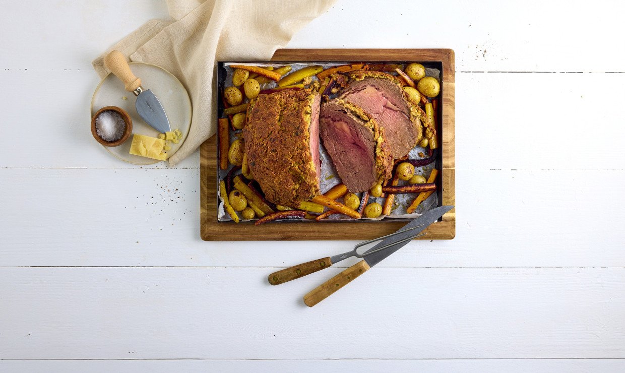 apoint_0125_Rindshohruecken-Braten_mit_Kraeuter-Sbrinz-Kruste_auf_Ofengemuese
