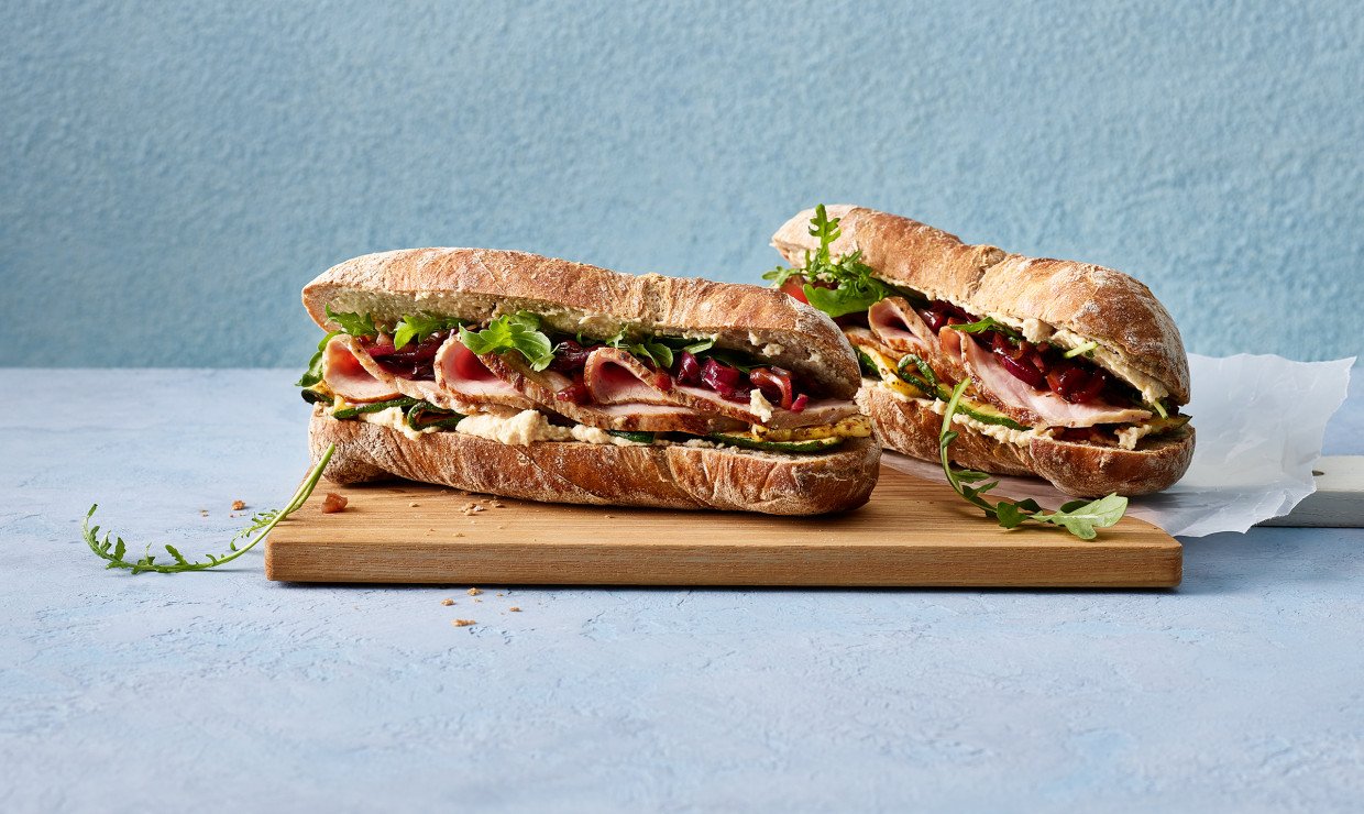 bratensandwich_mit_humus_und_zucchetti