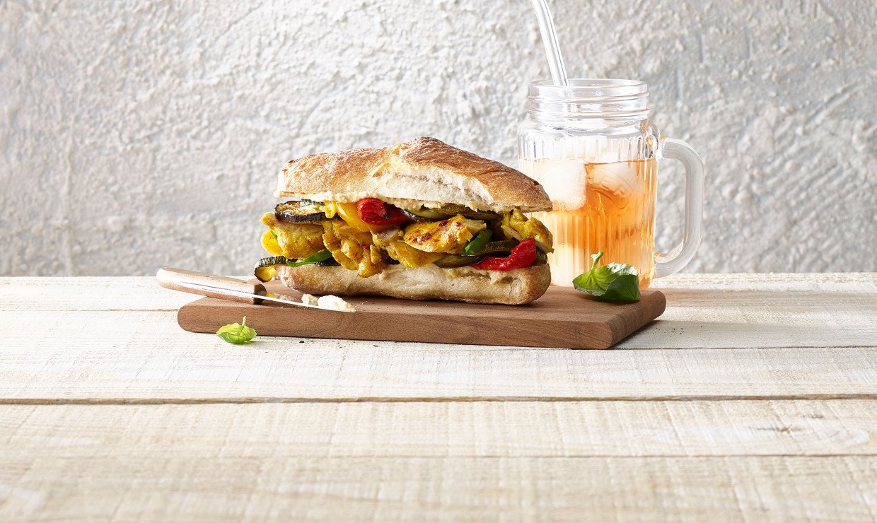 Sandwich mit Poulet und Grillgemüse
