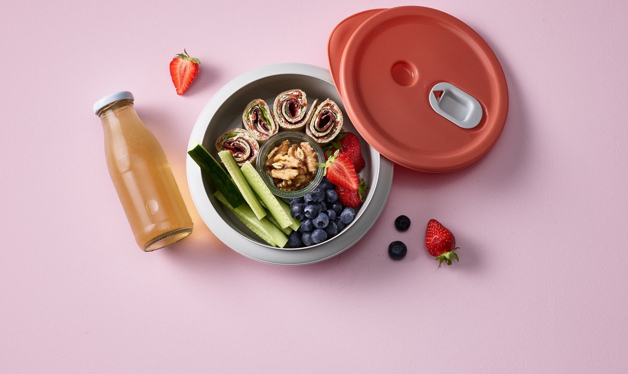 Lunchbox mit gefüllten Tortilla Rollen