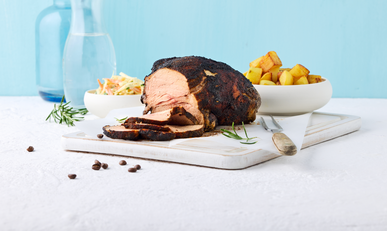 Schweinsschulter im Coffee-Rub mit Coleslaw und Bratkartoffeln