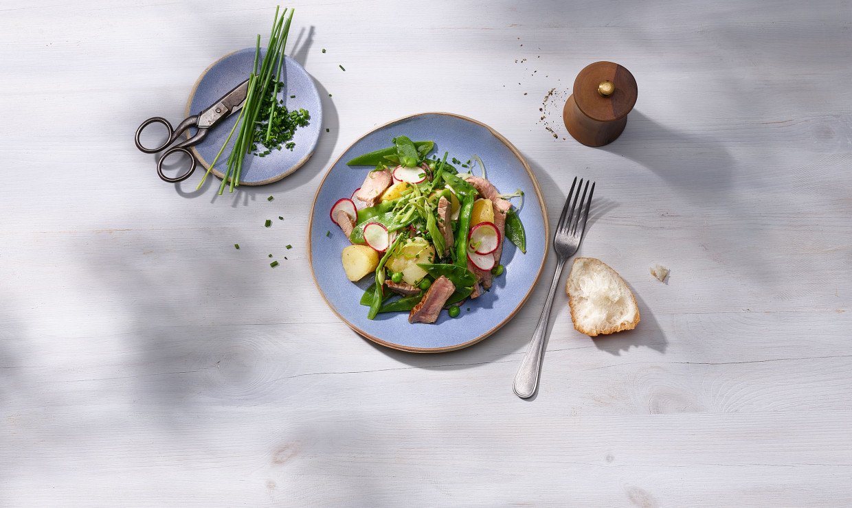 Salade de pommes de terre et légumes avec viande de veau