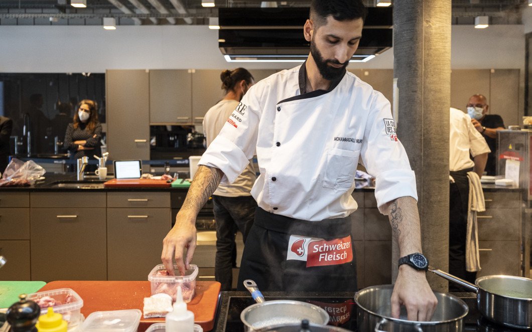 Mohammadali-Nuri-am-Kochen