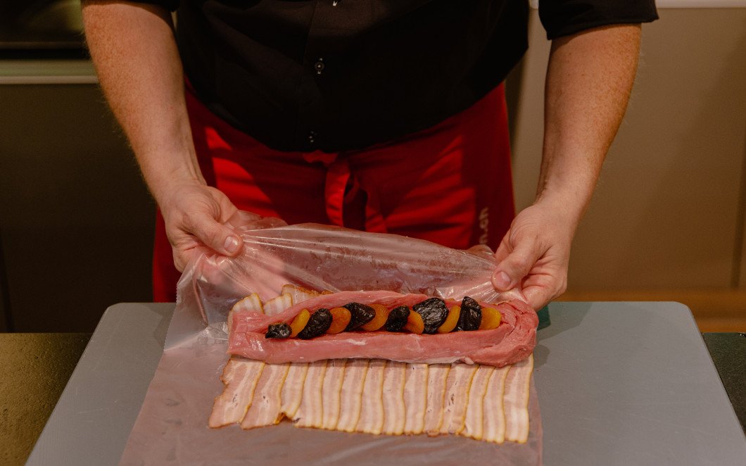 Schweinsfilet mit Zwetschen, Aprikosen und umwickelt mit Speck