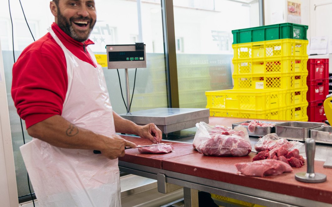 Handwerk mit Leidenschaft: Ein Angestellter schneidet das Fleisch der Tiere zu, welche die Metzgerei Hotz direkt bei den Bauern in der Region einkauft.