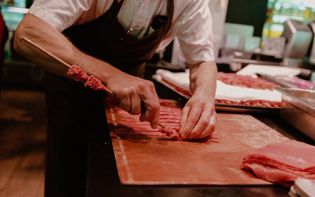 Handarbeit: Für den saftigen Spiess wird dünn geschnittenes Kalbfleisch fein säuberlich aufgespiesst.