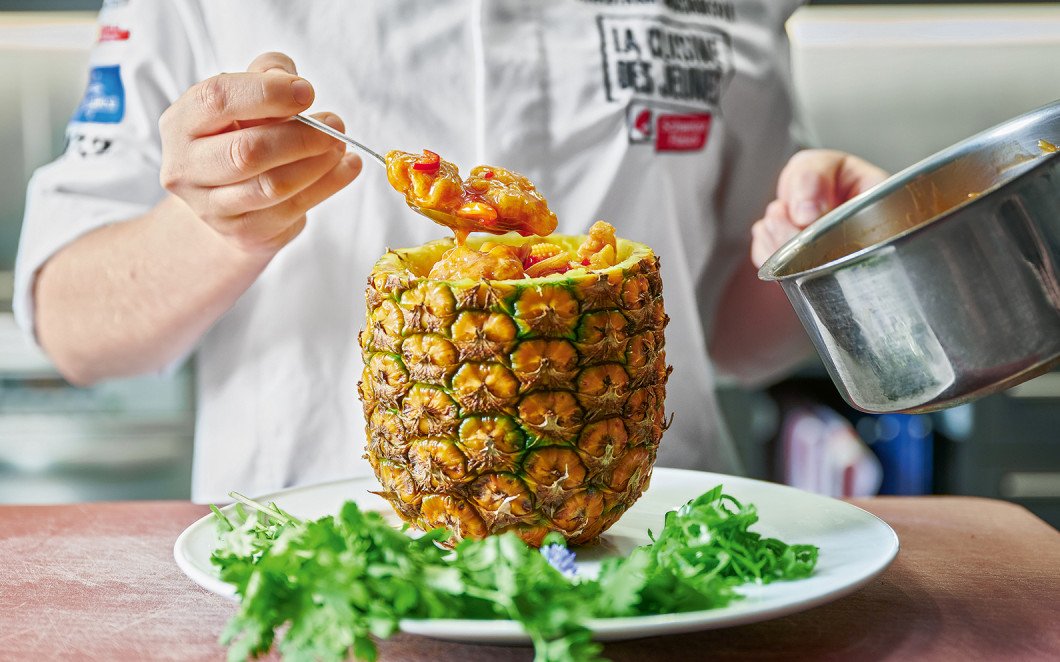 Anrichten von Ananas auf Teller