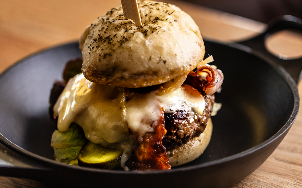 Hamburger auf Teller