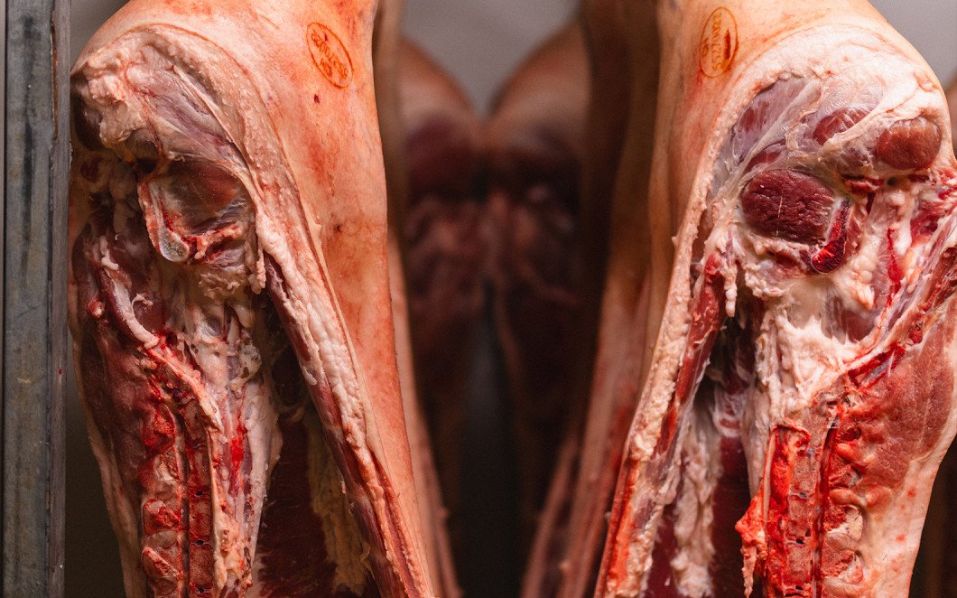 Hängendes Fleisch das trocknet