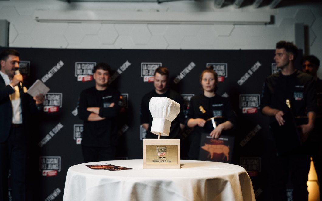 LCDJ Kochwettbewerb 2025 Teilnehmende hinter Trophäe