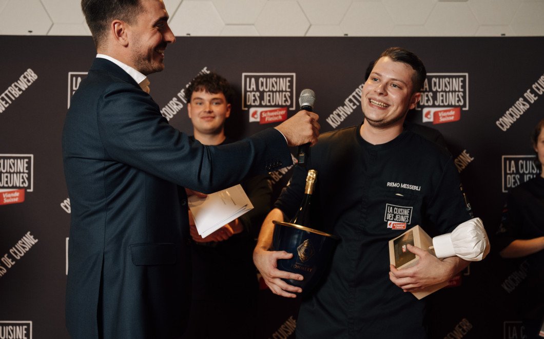 LCDJ Kochwettbewerb 2025 Gewinner Remo Messerli mit Trophäe