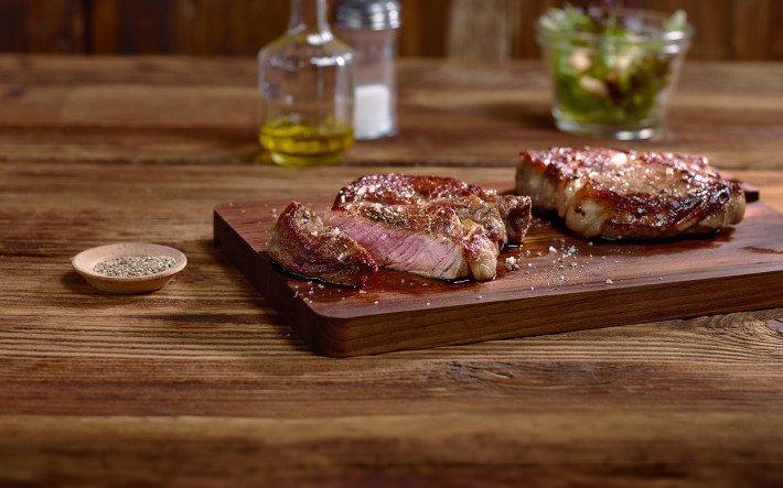 Rindssteak gebraten und geschnitten auf einer Platte