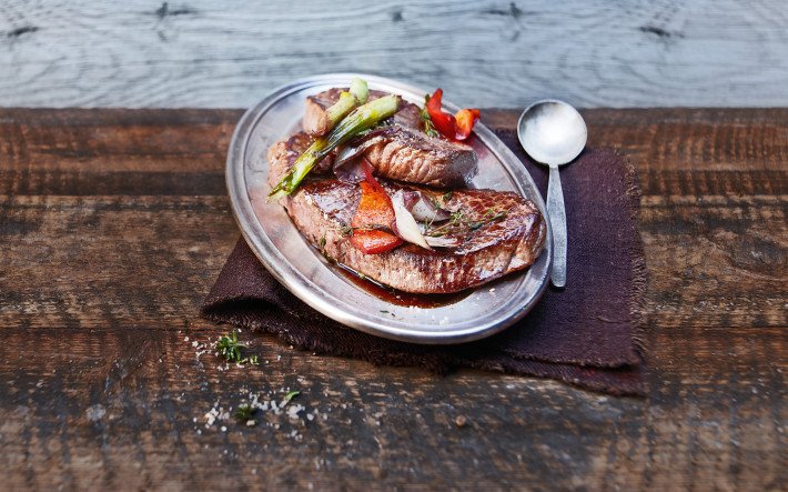 Rumpsteak mit Frühlingszwiebeln und Peperoni