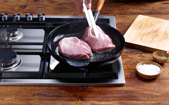 Wie Lange Hält Sich Gebratenes Fleisch Im Kühlschrank Schweinssteak perfekt braten - Schweizer Fleisch