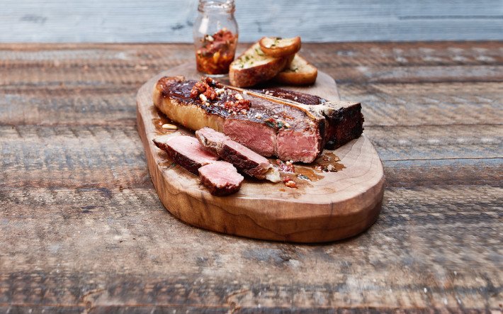 T-Bone Steak mit Pesto und geröstetem Brot