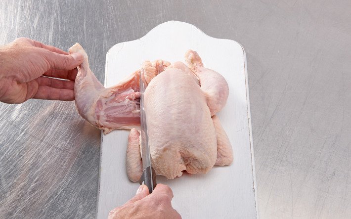 Anleitung: Poulet tranchieren Schritt 1