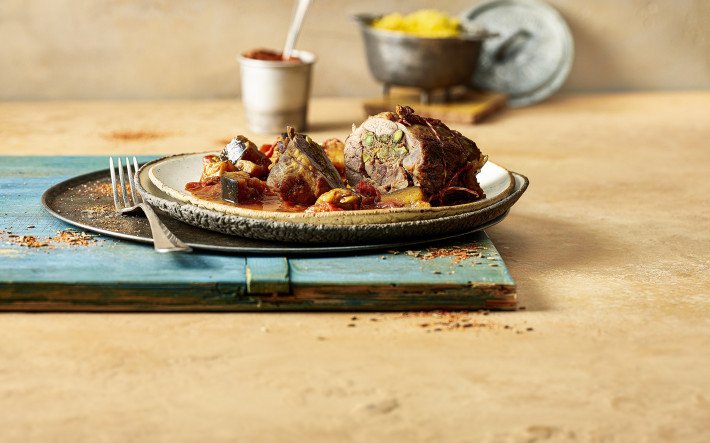 Geschmorte Lammhaxen gefuellt mit Hackfleisch und Pistazien