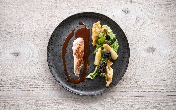 Alpstein-Poulet mit Spargeln an Morcheln und Bärlauch-Ribelmais