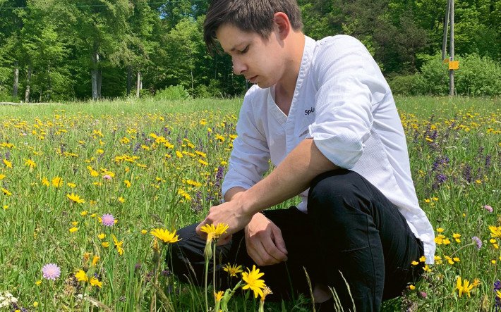 Lars mit Blume