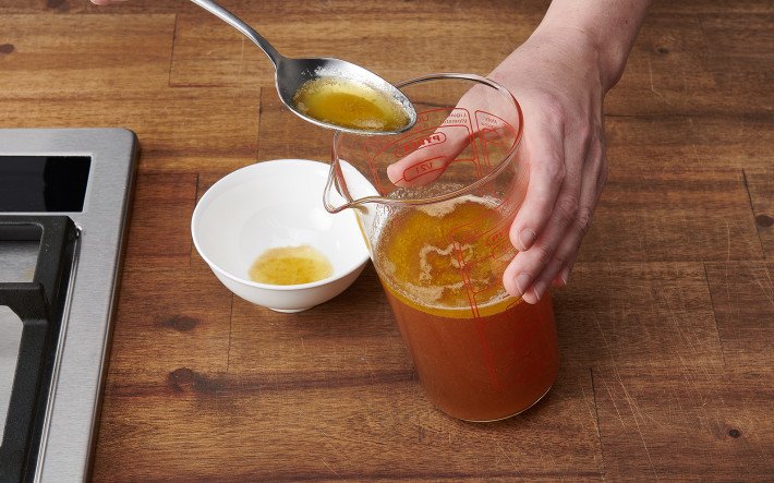 Warmes Fett abschöpfen